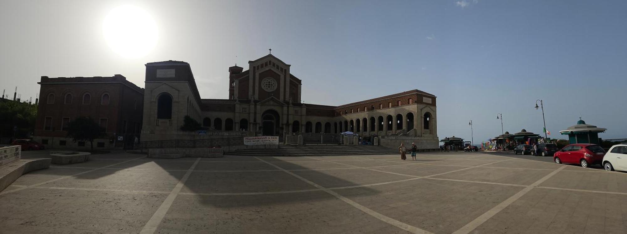Terrazza A Nettuno E Chiesa Giubilare Santa Maria Goretti Exterior foto
